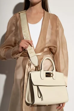 FERRAGAMO kremowy Torba na ramię ‘The Studio Small’