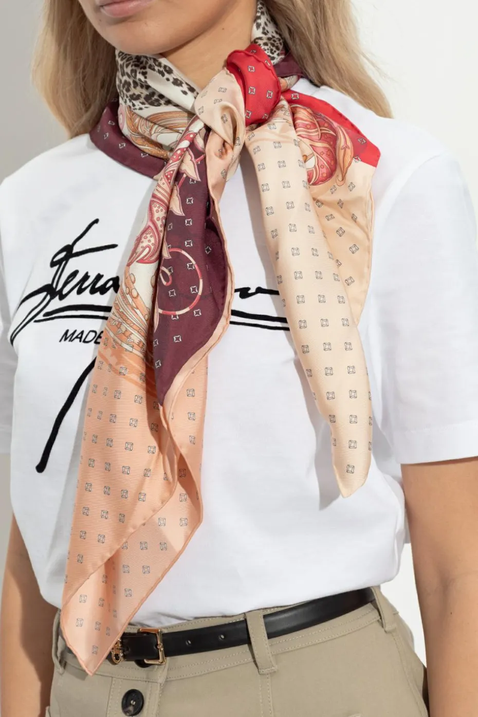 FERRAGAMO MULTIKOLOR Jedwabna chusta z nadrukiem