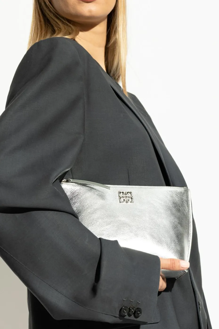 Givenchy SREBRNY Czarna kopertówka ‘Liquid’
