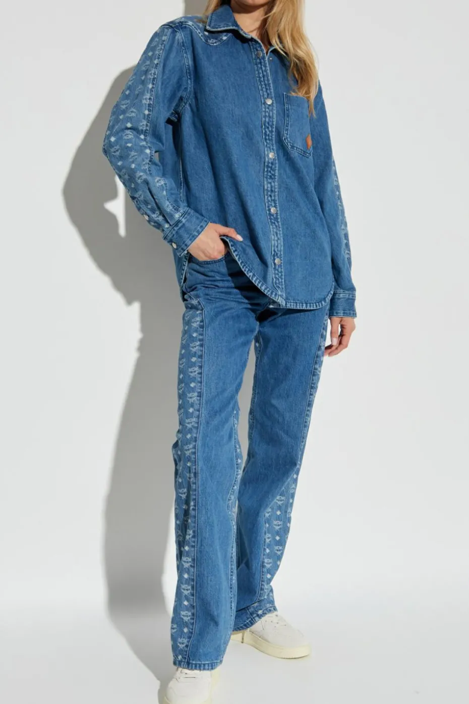MCM NIEBIESKI Jeansy z monogramem