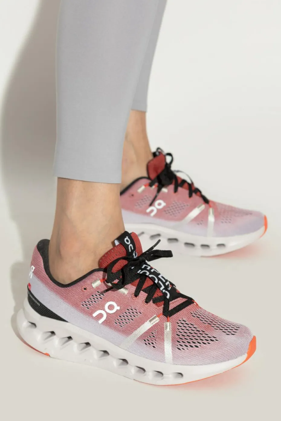 On Running CZERWONY Buty treningowe `Cloudsurfer`