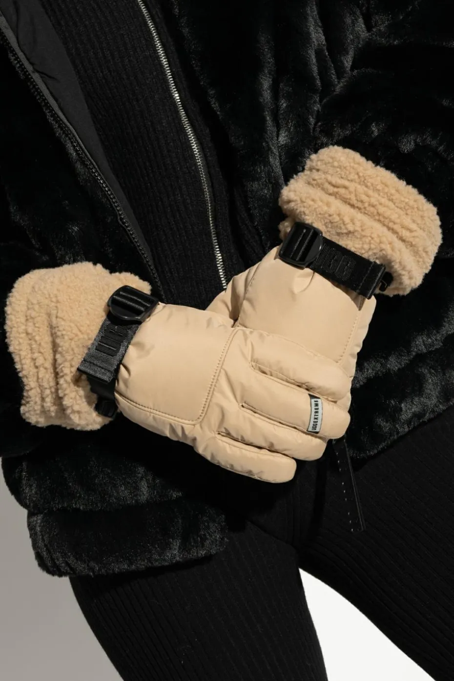 UGG beżowy Rękawice narciarskie `Shasta` ze sztucznym futrem