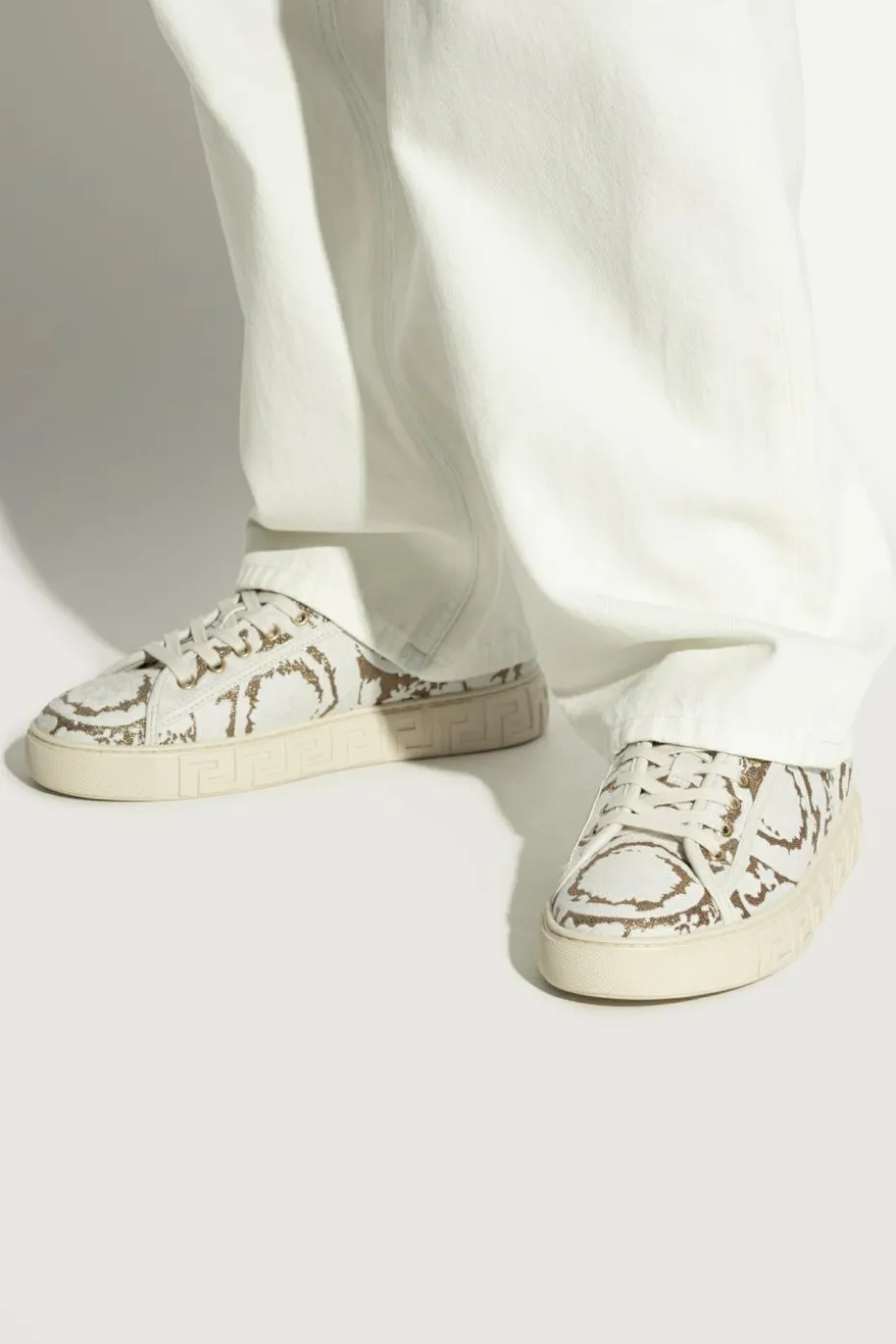 Versace kremowy Buty sportowe z lureksową nicią